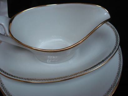 null Dans le goût de LIMOGES Partie de service en porcelaine blanche, à rehauts d'or....