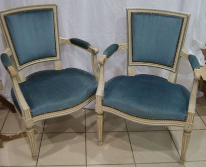 null Paire de fauteuils en bois laqué. Style Louis XVI. Estampillés Meyssignac (ancien...