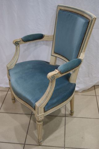 null Paire de fauteuils en bois laqué. Style Louis XVI. Estampillés Meyssignac (ancien...