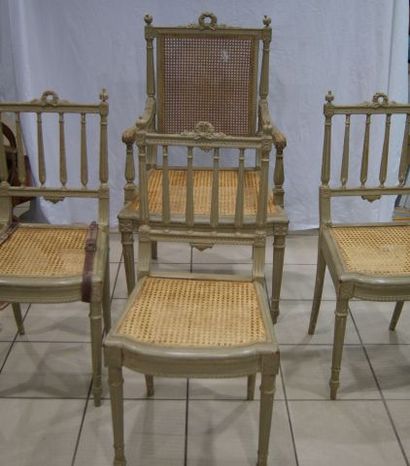 null Lot en bois laqué, comprenant une fauteuil et 3 chaises (dont une à réparer)....