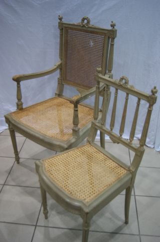 null Lot en bois laqué, comprenant une fauteuil et 3 chaises (dont une à réparer)....