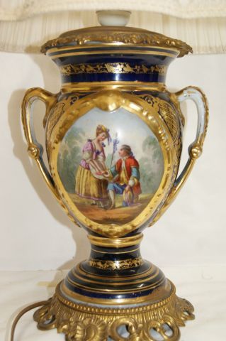 null Vase à anses en porcelaine de Paris, à décor d'une scène galante et d'un bouquet...