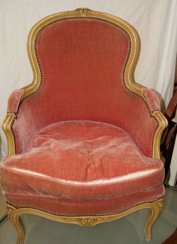 null Bergère en bois laqué blanc, style Louis XV. Garniture de velours rose. Hauteur...