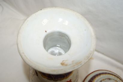 null Pot couvert en porcelaine de Paris, à décor de trépieds. XIXe siècle. Haut.:...