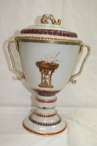 null Pot couvert en porcelaine de Paris, à décor de trépieds. XIXe siècle. Haut.:...