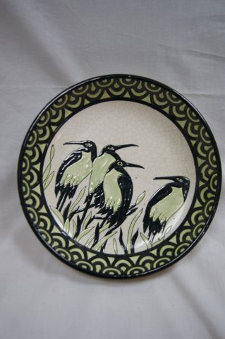 null KERALOUVE (La Louvière) Plat en céramique craquelée à décor de pingouins. Diam....