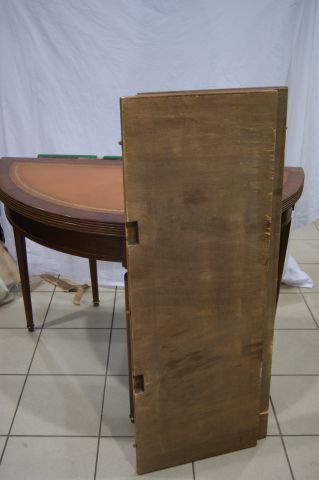null Table demi lune en bois de placage. Dessus cuir. 76 x 100 cm Avec 3 allonges...