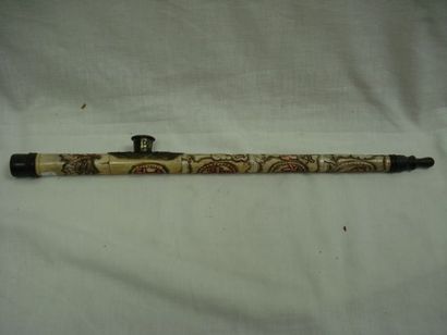 null Pipe à opium en os, corne et métal. Long.: 49 cm