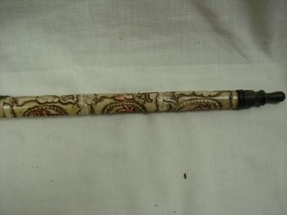 null Pipe à opium en os, corne et métal. Long.: 49 cm