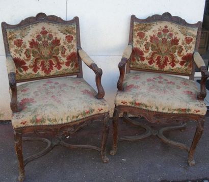 null Paire de fauteuils en bois naturel sculpté. XVIIIe s. Garniture de tapisserie....