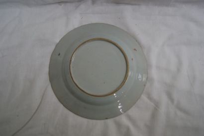 null CHINE 3 assiettes en porcelaine, famille rose. XVIIIe siècle. Diam.: 24 cm (quelques...