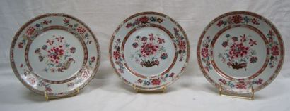 null CHINE 3 assiettes en porcelaine, famille rose. XVIIIe siècle. Diam.: 24 cm (quelques...