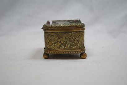 null Petite boîte en laiton et verre gravé, intérieur capitonné (légère usure). Epoque...