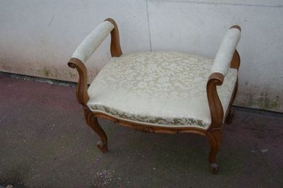 null Banquette en bois naturel sculpté, Style Louis XV. Garniture de tissu beige...