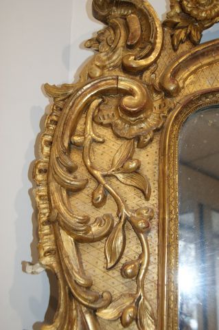 null Important miroir en bois stuqué et doré, à décor de fleurs et coquilles. Style...
