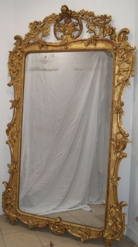 null Important miroir en bois stuqué et doré, à décor de fleurs et coquilles. Style...