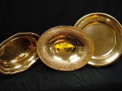 null CHRISTOFLE Lot en métal doré comprenant un plat sur piedouche à décor d'épis...