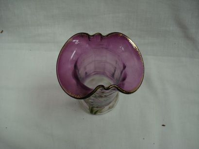 null Attribué à LEGRAS Vase en verre émaillé, à décor de fleur. Haut.: 16 cm