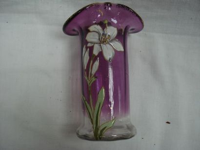 null Attribué à LEGRAS Vase en verre émaillé, à décor de fleur. Haut.: 16 cm