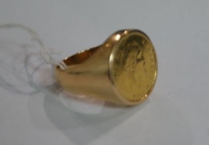 null Chevalière en or jaune, ornée de pièce de 5 francs de 1858. Poids : 9,05 g.