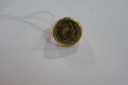 null Chevalière en or jaune, ornée de pièce de 5 francs de 1858. Poids : 9,05 g.
