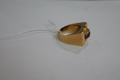 null Bague en or jaune, ornée de quatre rubis. Poids brut : 6,93 g