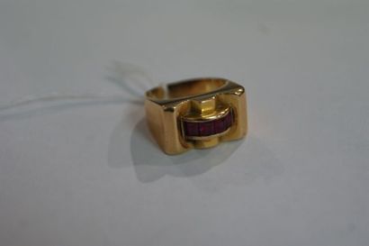 null Bague en or jaune, ornée de quatre rubis. Poids brut : 6,93 g