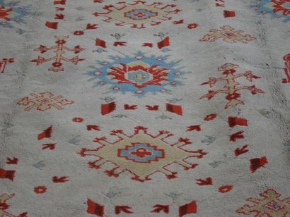 null TURQUIE Tapis en laine à décor géméotrique sur fond beige. 350 x 280 cm