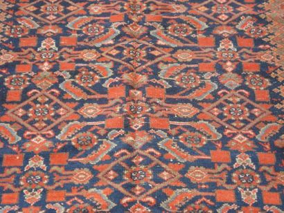 null HAMADAN Tapis en laine à décor géométrique rouge sur fond bleu. 185 x 125 c...