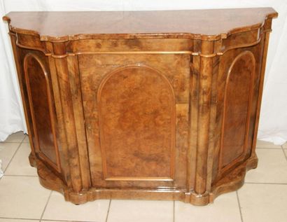 null Console en placage de loupe. Elle ouvre à 3 portes. 84 x 120 x 40 cm (quelques...