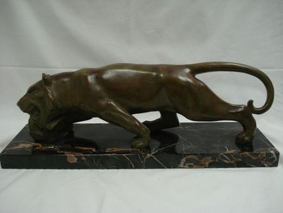 null Ecole moderne "Lionne dévorant sa proie" Bronze. Long.: 52 cm Signé Grégoire....