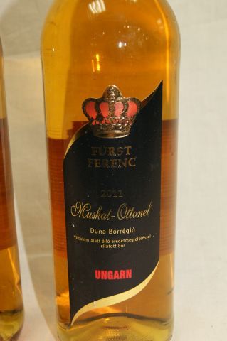 null 5 bouteilles de Muskat Ottonel (Vin Moelleux de Hongrie), 	2011