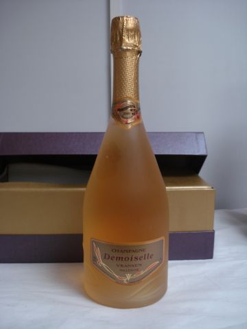 null Lot de deux bouteilles de champagne: Joseph Perrier 2004 / Vranken cuvée demoiselle...