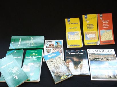 null Lot comprenant des cartes Michelin et des livres de tourisme.