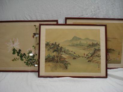 null CHINE Suite de 3 peintures sur soie, figurant 2 paysages animés, un oiseau branché....