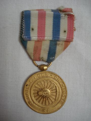 null Médaille en bronze doré "médaille des cheminots" . Diamètre 3 cm