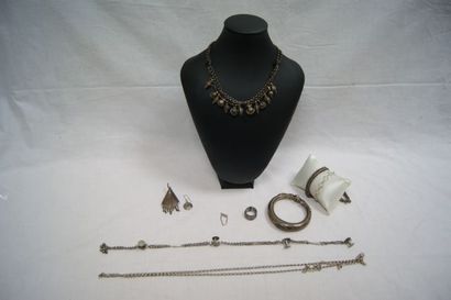 null Lot de bijoux en argent, comprenant 3 bracelets, 3 colliers, une paire de boucles...