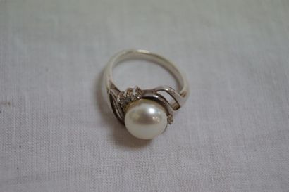 null Bague en argent, ornée d'une perle. Poids brut : 4,63 g. Dans son écrin.