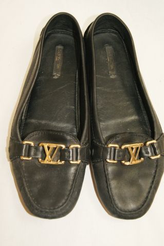 null Louis VUITTON Paire de mocassins en cuir noir. Pointure 40. (déformées)