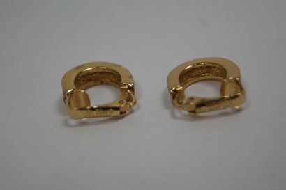 null Christian DIOR Paire de clips d'oreilles en métal doré, ornés de pierres bl...