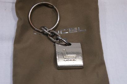null LANCEL Porte-clef en métal argenté (usure). Dans son pochon.
