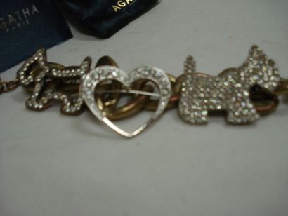 null AGATHA Lot de bijoux fantaisie, comprenant un bracelet en métal doré et 3 broches...
