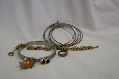 null Fort lot de bijoux fantaisie, comprenant colliers, bracelets, bagues, broches....
