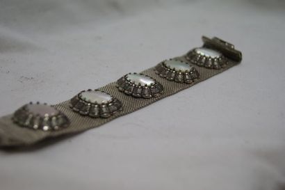 null Lot comprenant un bracelet en métal argenté, à décor de cabochons de nacre et...