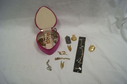 null Fort lot de bijoux fantaisie, comprenant des broches, deux pendentifs montres,...