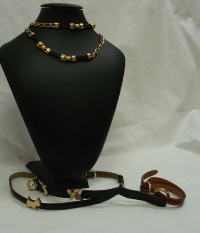 null Lot en métal doré et cuir, comprenant un collier et 3 bracelets.