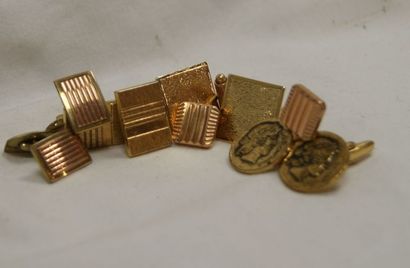 null Lot de 5 paires de boutons de manchettes en métal doré et plaqué or.