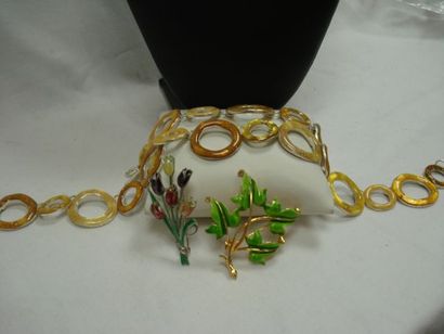 null Lot de bijoux fantaisie en métal émaillé, comprenant une parure collier/bracelet,...