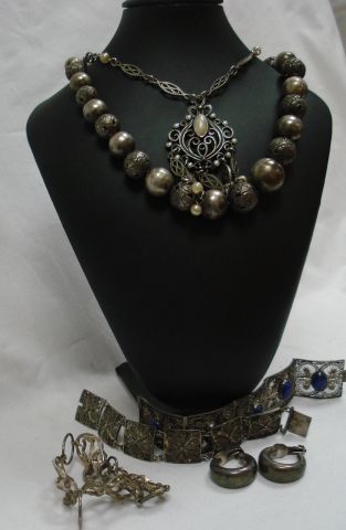 null Lot de bijoux en argent, comprenant un bracelet orné de cabochons de lapis lazuli,...