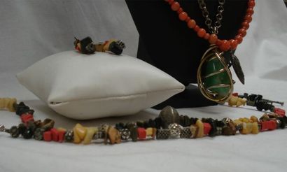 null Lot de bijoux en pierre dure, comprenant une parure collier/bracelet/pendants...